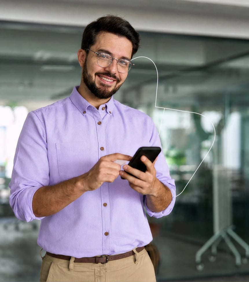 Profissional sorrindo com o celular na mão